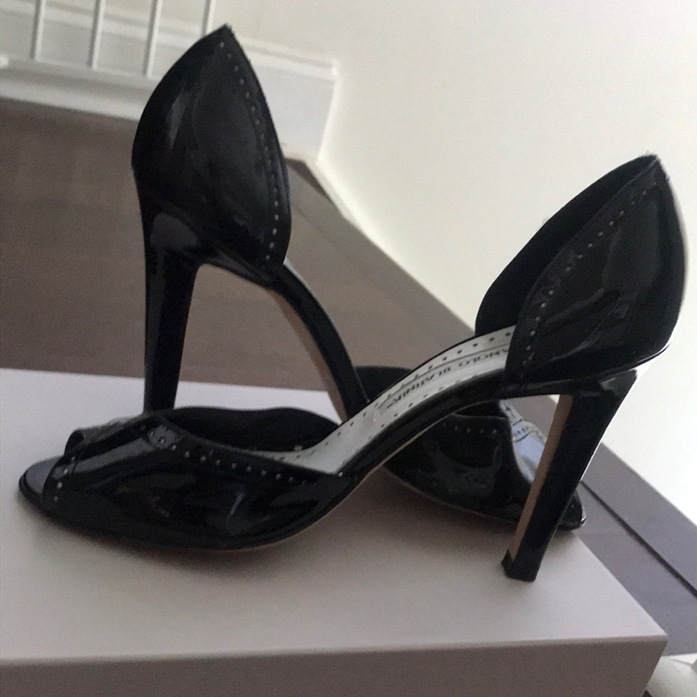 MANOLO BLAHNIK BLACK PATENT LEATHER OPEN TOE PUMPS WITH WHITE DETAIL